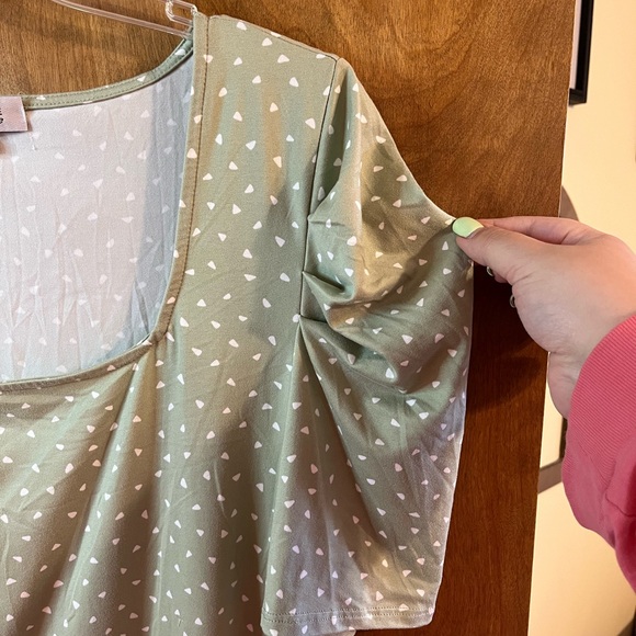 SOCIALITE green & white pattern puffy sleeve square neck short sleeve top - Picture 3 of 4